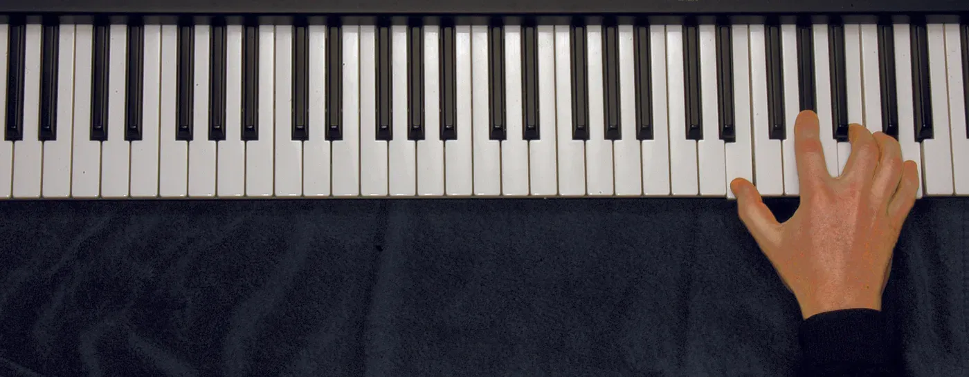 E7 chord played on a piano — hand position on the keys