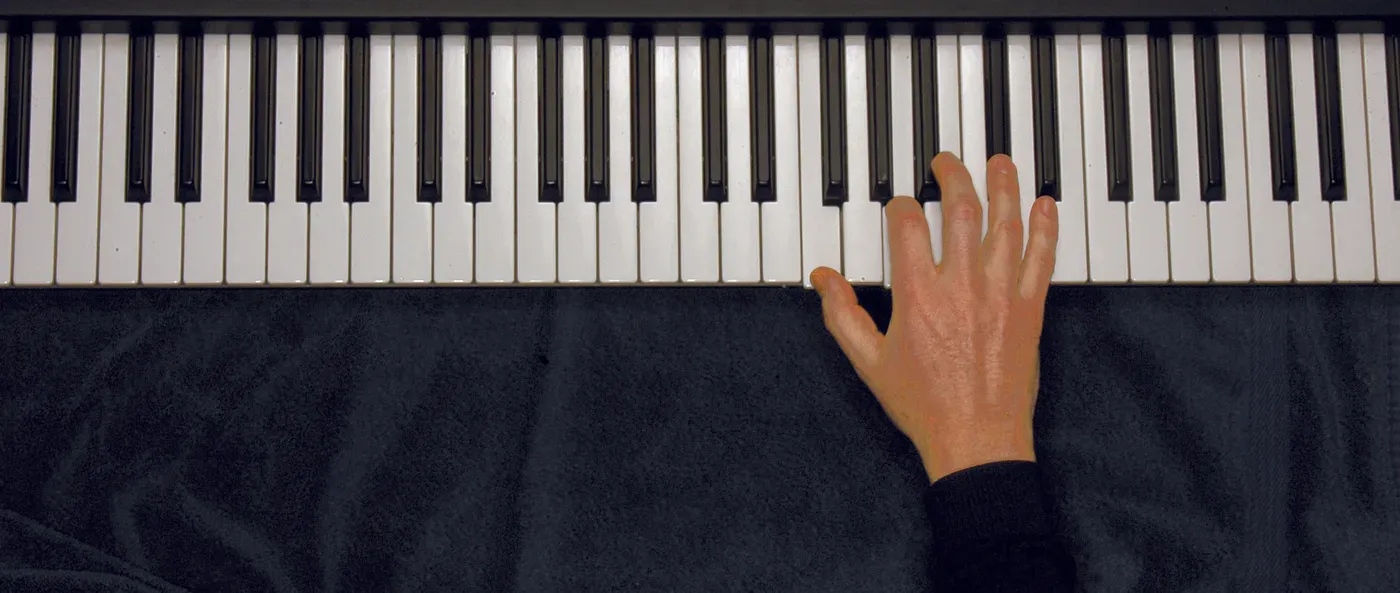Faug chord played on a piano — hand position on the keys