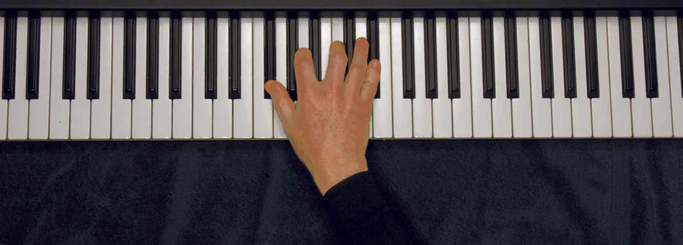 Gbdim7 chord played on a piano — hand position on the keys