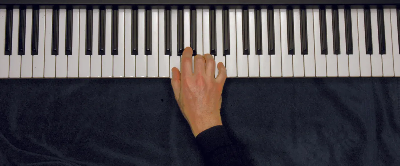 G chord played on a piano — hand position on the keys